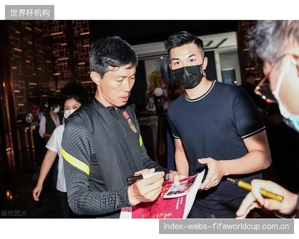 凯西已是国家队百场元老,他的领袖气质和丰富的大赛经验是年轻球员们的宝贵财富。 凯西已是国家队百场元老,他的领袖气质和丰富的大赛经验是年轻球员们的宝贵财富。